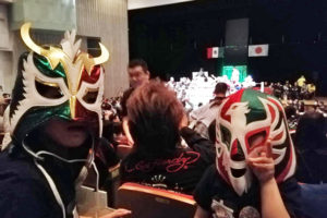 会場で見かけたメキシコカラーのマスクをかぶった子供たち